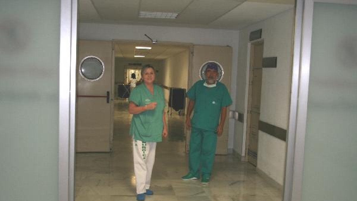 Sanitarios en el acceso al área quirúrgica de Huércal Overa.