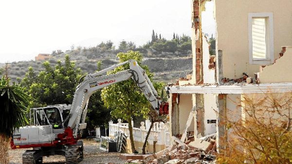 Momento de la demolición de la casa del matrimonio Prior.