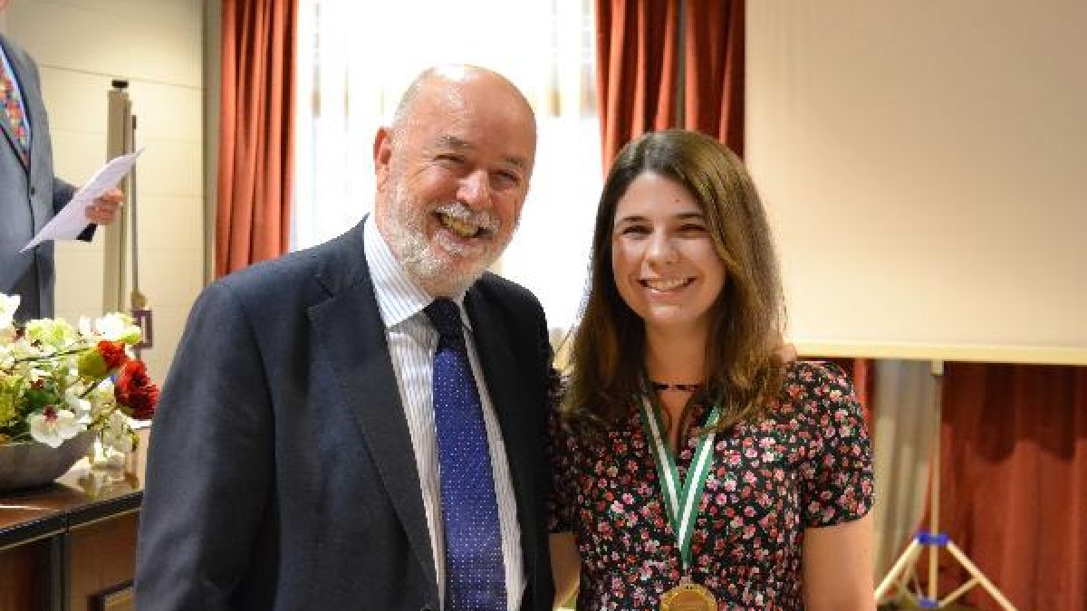 La joven roquetera María Jesús Gil, junto al rector de la UAL en la Olimpiada de Química.