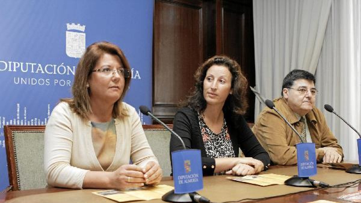 Presentación con Lourdes Ramos, la diputada María Vázquez y Manuel Hernández.
