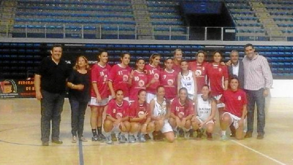 Equipos CB Almería y UCAM Murcia, junto al concejal Alonso, Cara, Torres y Paqui Rubí.