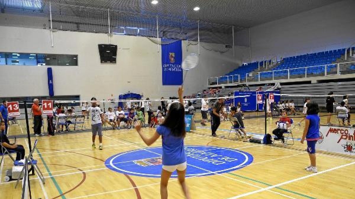 Jugadores en un partido de bádminton en el Pabellón Moisés Ruiz de la capital.