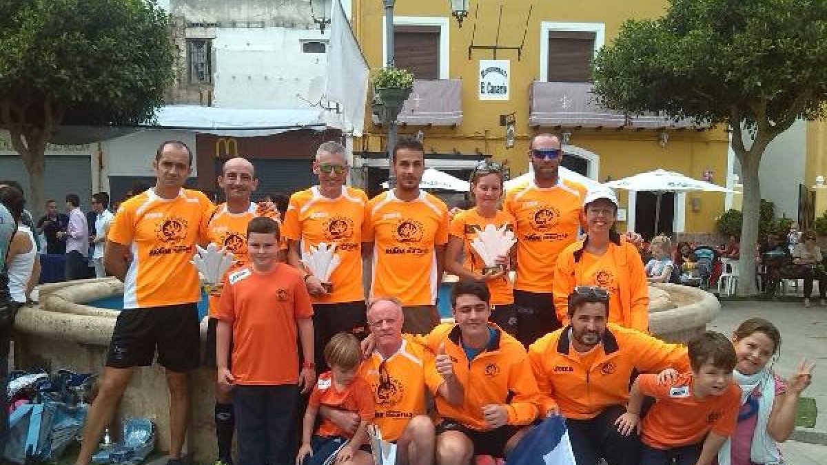Foto de familia de los integrantes del club.