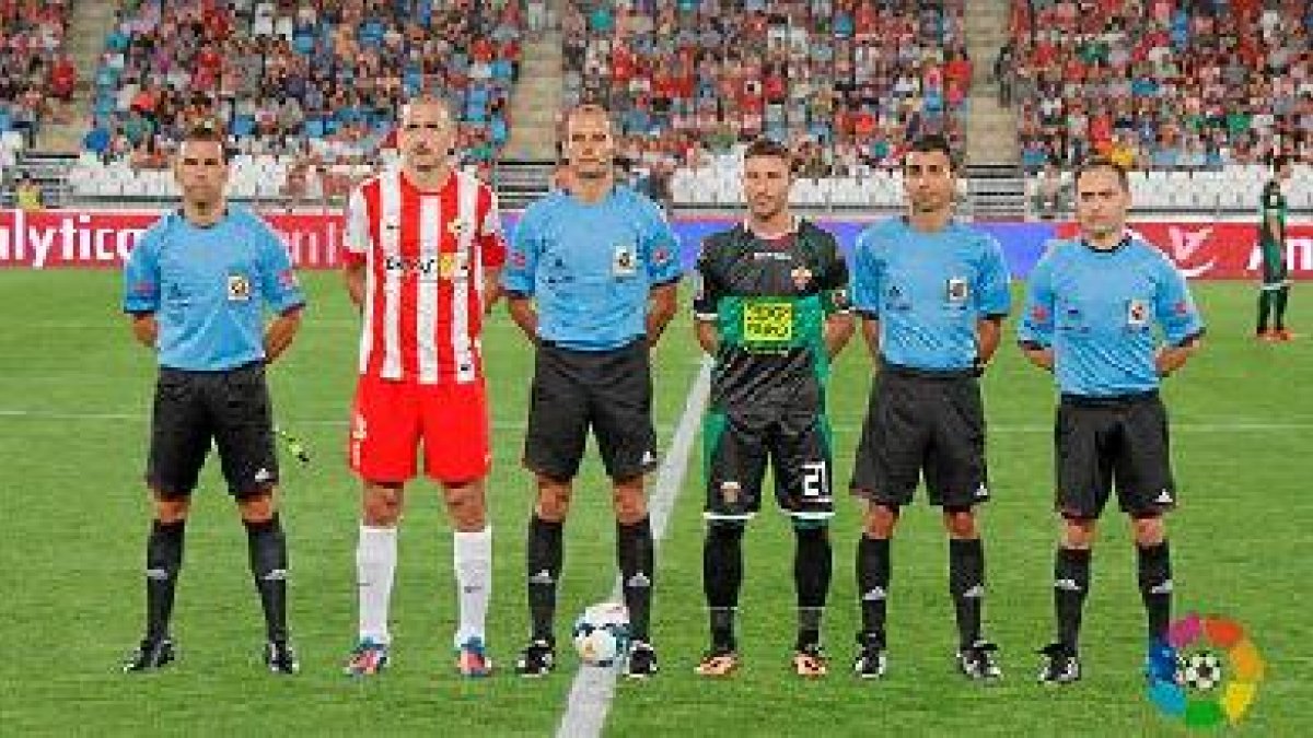 El catalán Álvarez Izquierdo con los capitanes Soriano y Albacar.