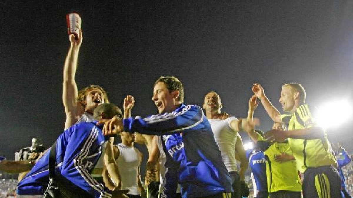 Los jugadores del Zaragoza celebrando la permanencia en Primera.