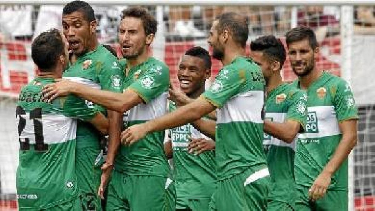 Edu Albacar felicitado por sus compañeros tras marcar un golazo.