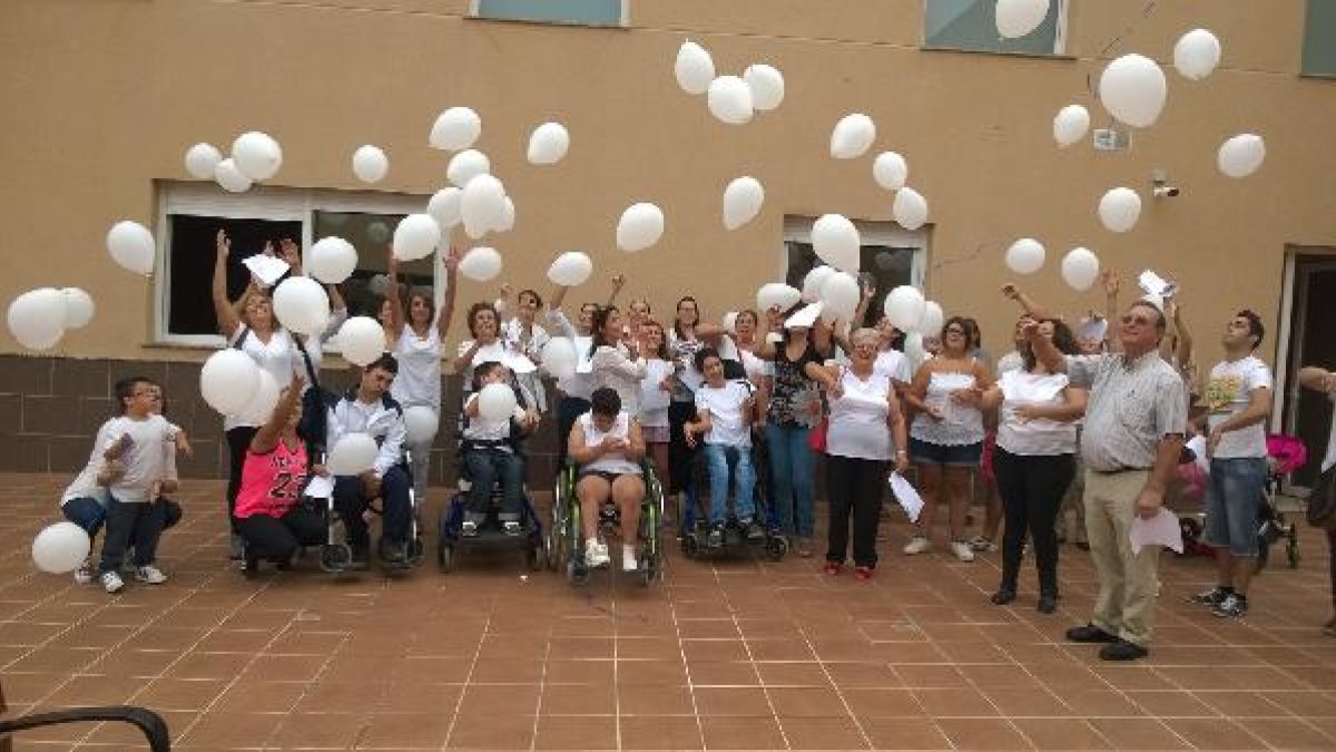 Los trabajadores y voluntarios del centro de Roquetas de Mar han realizado una concentración y poste