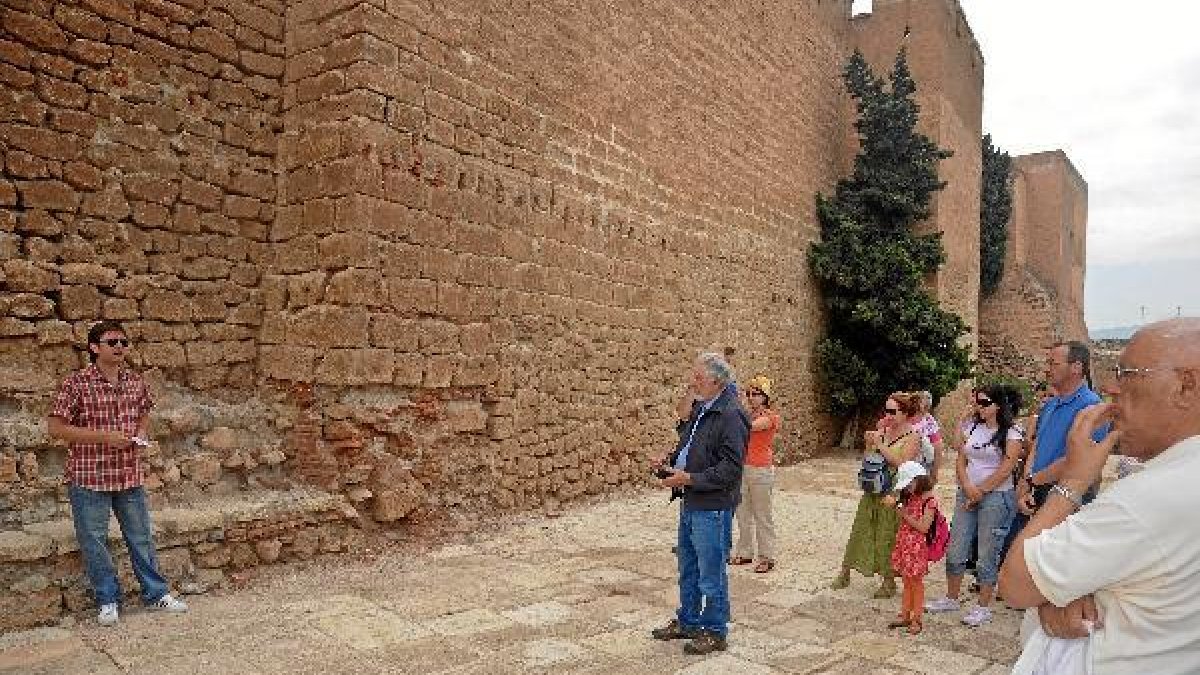 Visita guiada a la Alcazaba en una imagen de archivo.