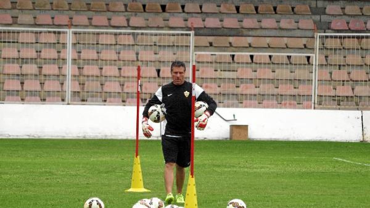 Ángel Férez irá a la grada ante Elche y Villarreal.