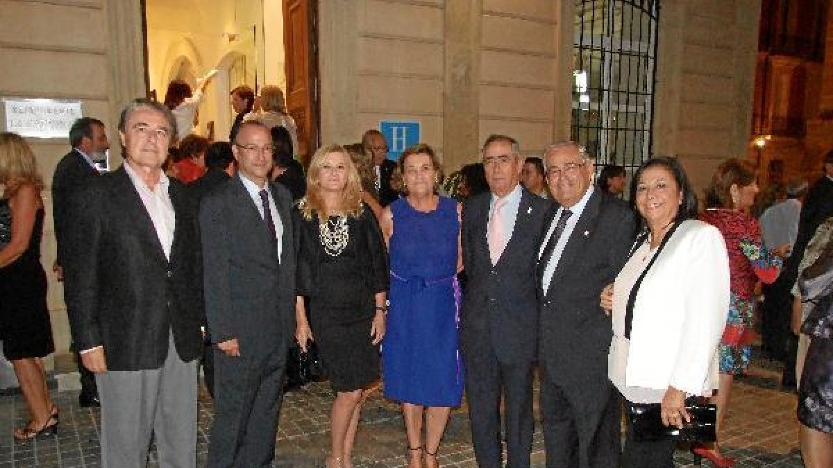El alcalde acompaña al presidente de la Asociación contra el Cáncer antes del inicio de la cena