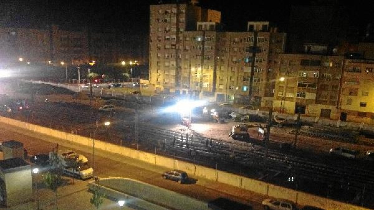 Trabajos nocturnos en la realización de las obras del parque de Renfe.