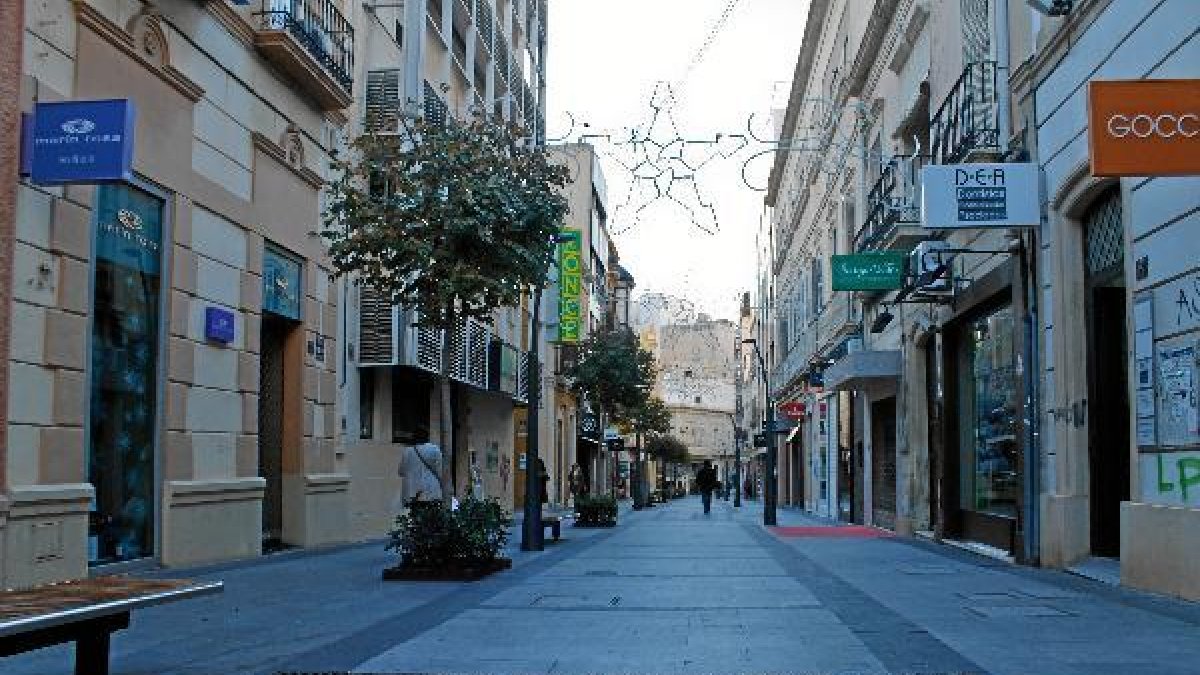 La calle Reyes Católicos es una de las calles comerciales del centro de la capital.