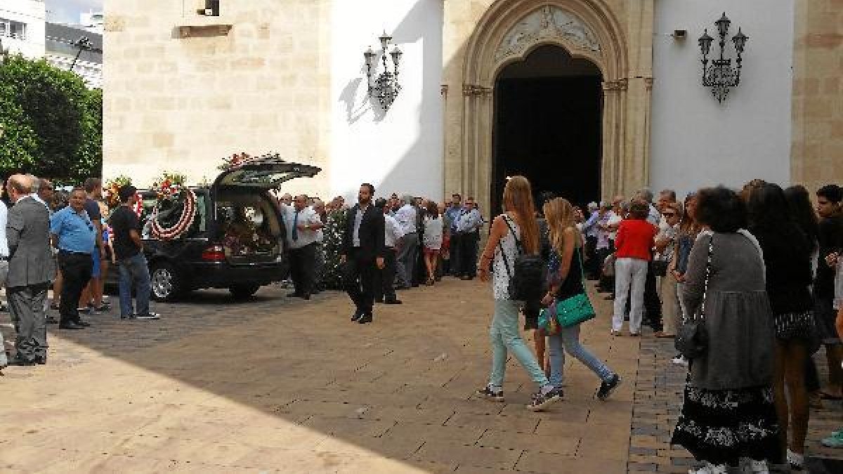 Puerta del Santuario de la Virgen del Mar, ayer