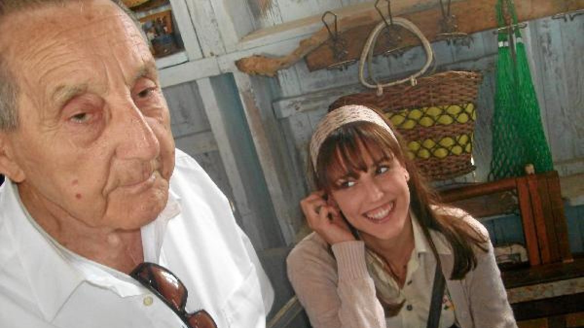 Juan Carrión atiende con auriculares a lo que dicen los actores en la última jornada del rodaje en L