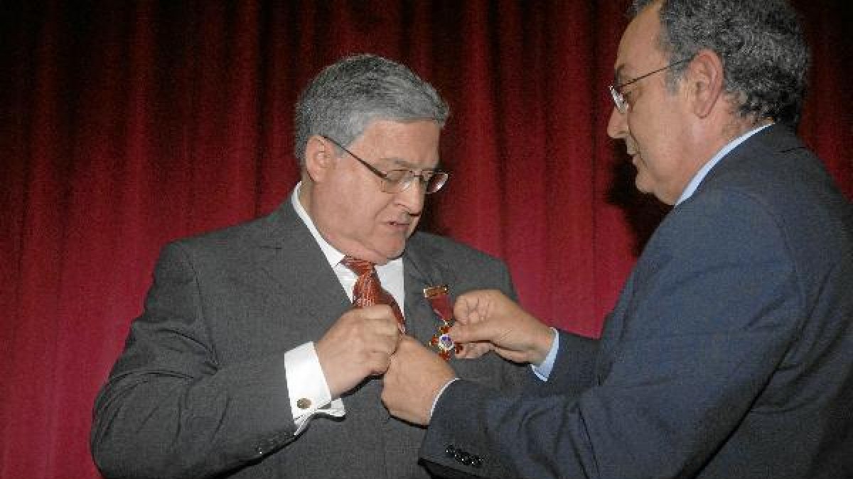 Manuel Cáliz recibiendo la Cruz de la Orden de Alfonso X El Sabio.