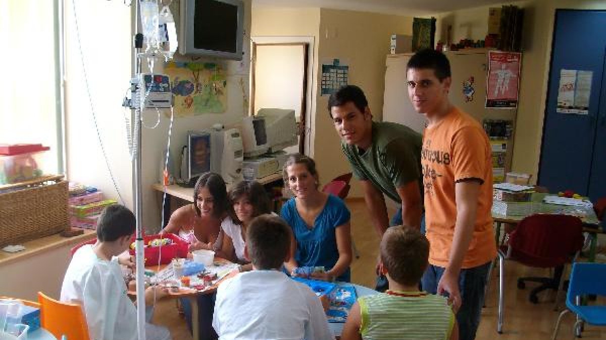 Voluntarios en el aula hospitalaria de Torrecárdenas.