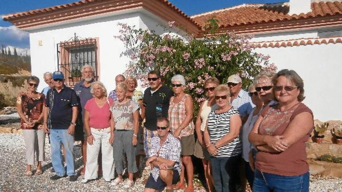 Ingleses propietarios de viviendas con amenaza de demolición hablan ayer para LA VOZ