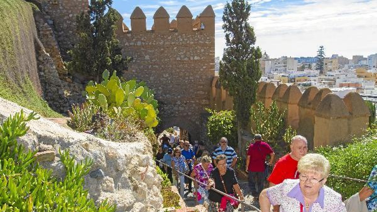 Barandillas para facilitar el acceso al monumento a los mayores.