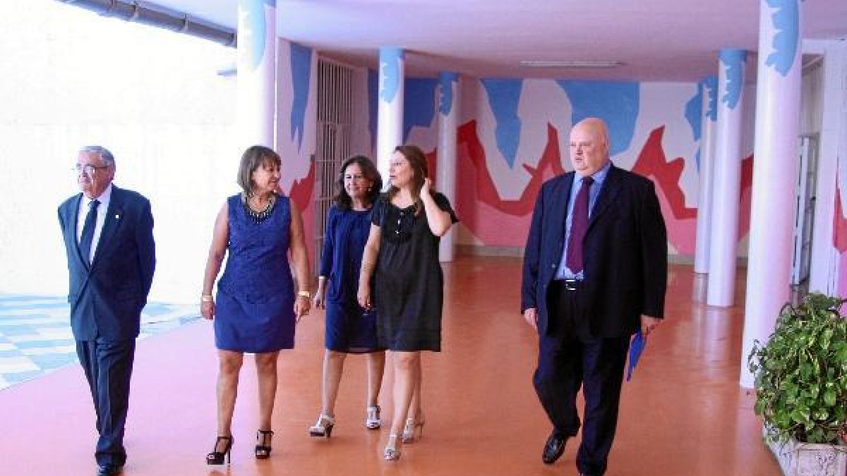 Carmen Crespo (derecha) accede a El Acebuche acompañada de responsables del centro