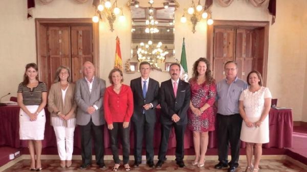 Firma del convenio con Bienestar social.