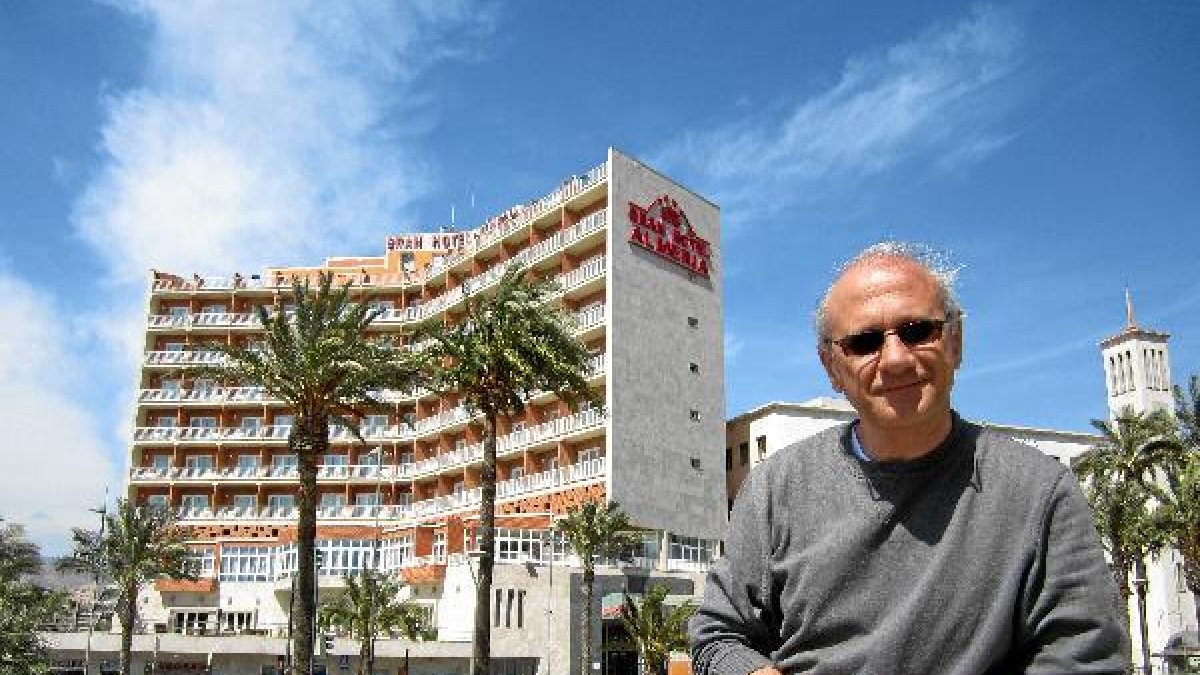 Carlos Díaz Domínguez posa junto al emblemático Gran Hotel Almería.