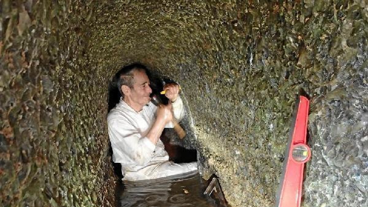 El profesor Calaforra ayuda a medir el descenso del caudal