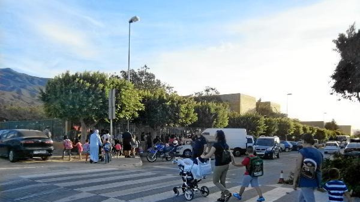 Escolares camino del colegio