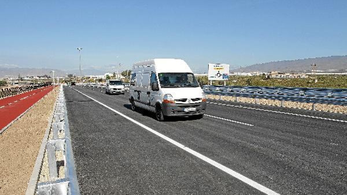 Vehículos circulan por el tramo desdoblado de la antigua N-344, ahora conocida como AL-12, entre El