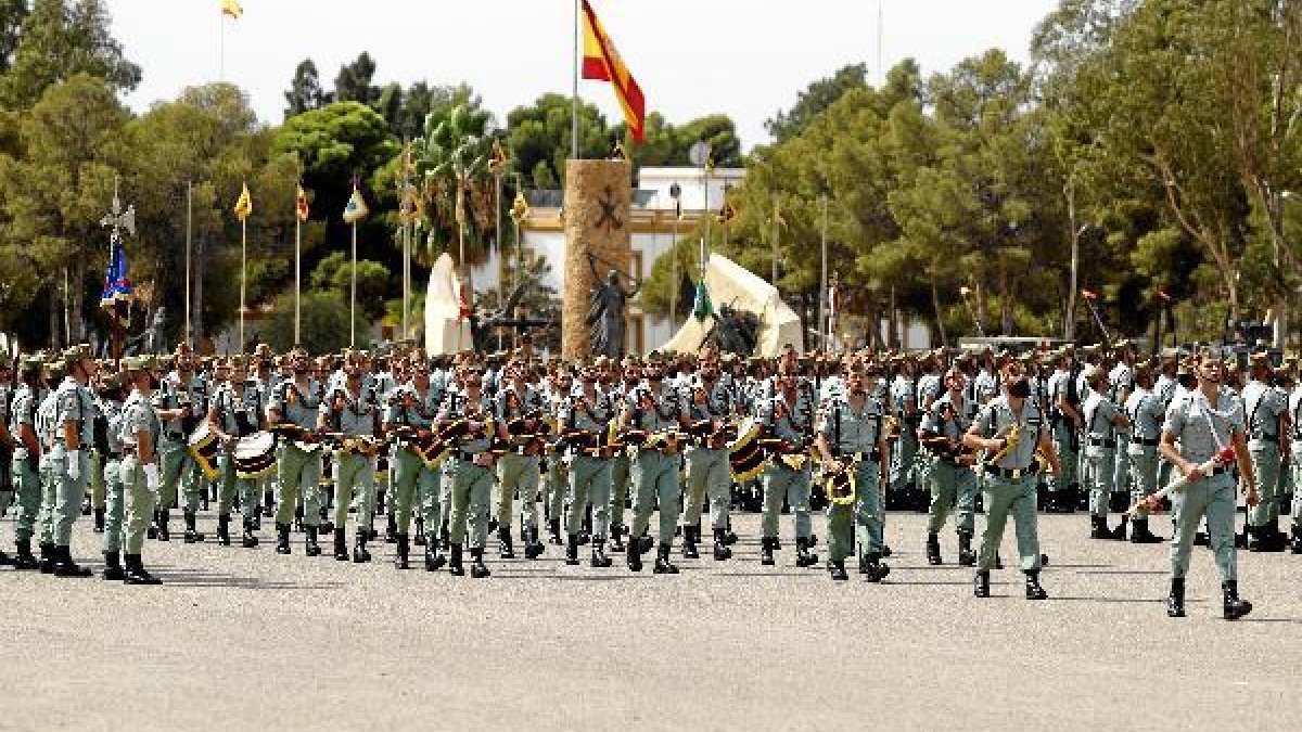 Un momento del desfile militar que tuvo lugar ayer sábado en la base “Álvarez de Sotomayor” de Viato