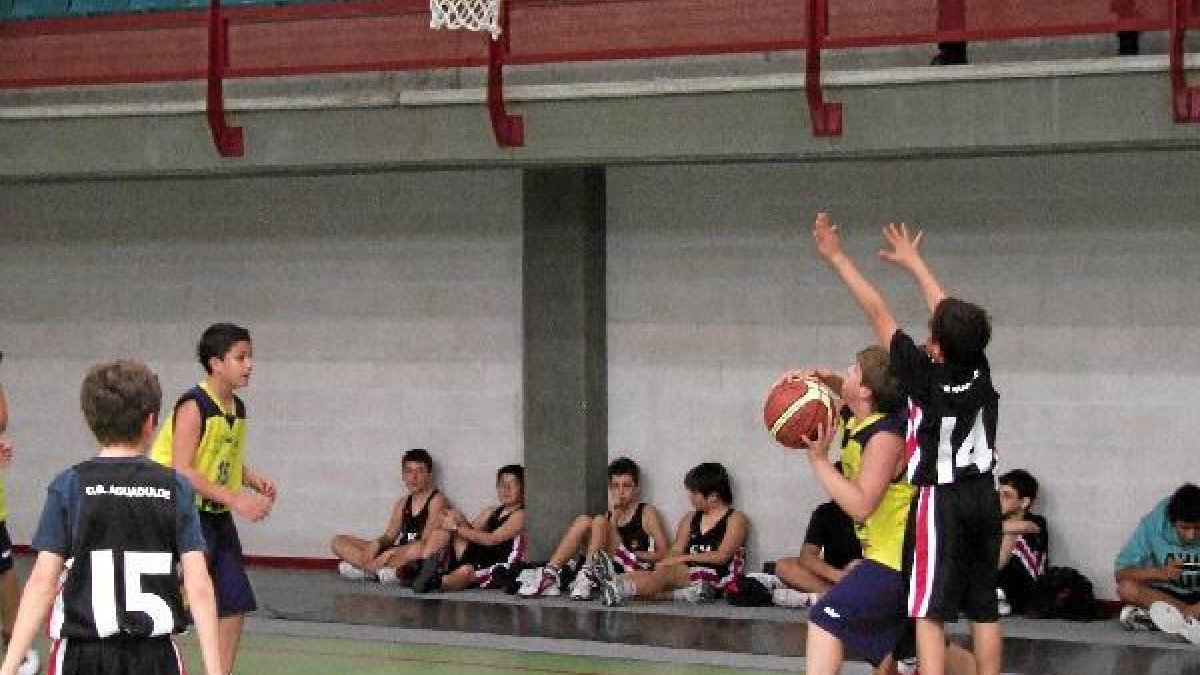 Un partido de baloncesto.