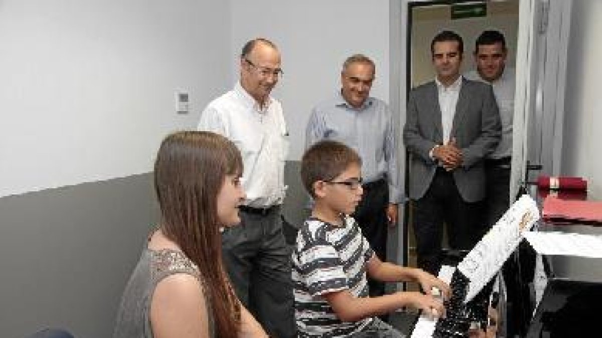 El alcalde y los concejales observan los progresos de los alumnos de EMMA.