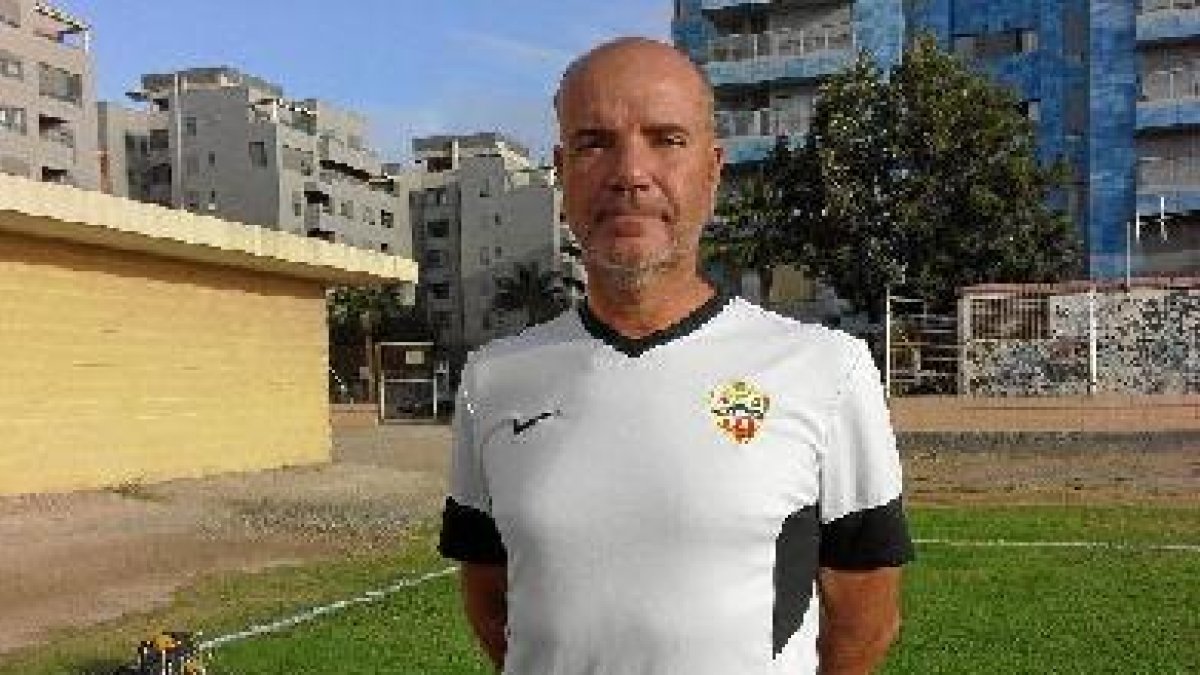 Miguel Rivera es entrenador y profesor de sus peques.