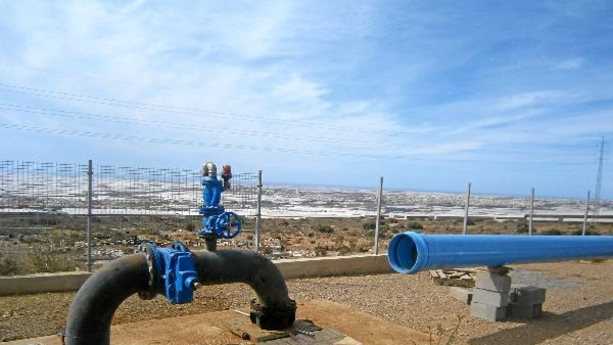 El agua del nuevo pozo de Águilas Bajas llegó hasta las calles de La Aldeilla