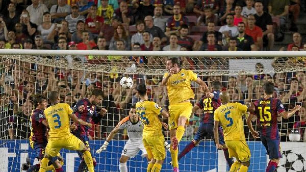 Piqué, en la jugada que da origen al 1-0.