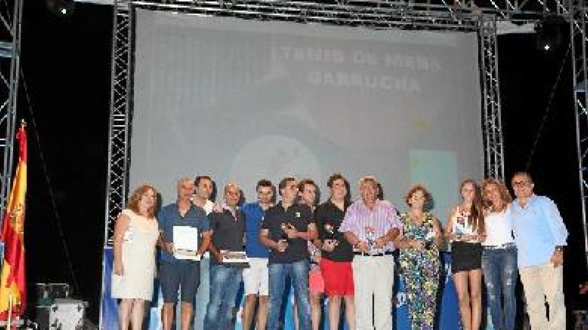 Integrantes , monitores y patricinadores del equipo de Tenis de Mesa junto a representantes municipa