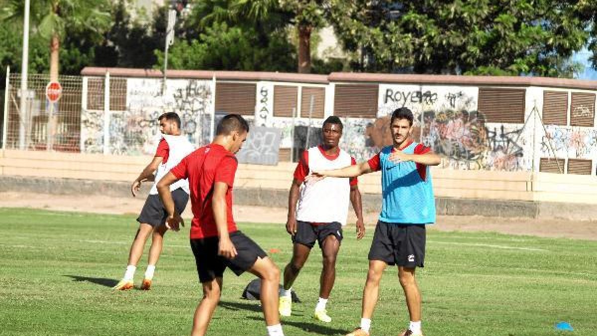 El Almería se centra en ganar al Arroyo.