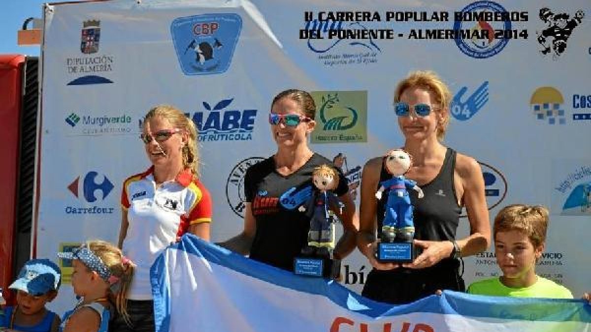 Podio de chicas con Paqui López como ganadora.