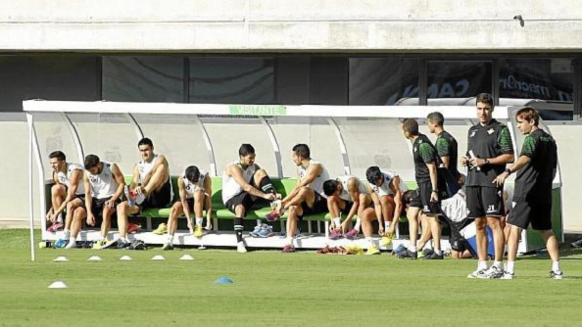 El Betis tiene que volver a ganar para salir del fango.