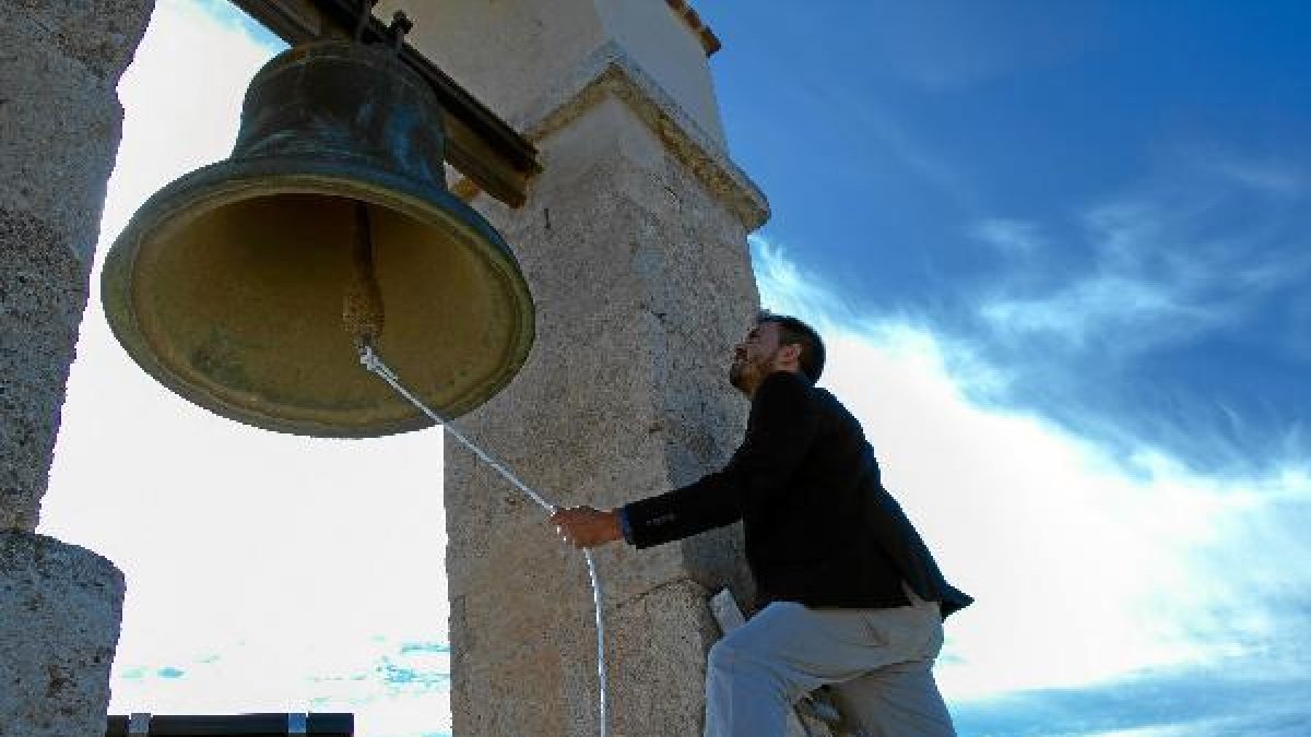 El primer toque realizado por el hermano mayor de la Soledad, Javier Morcillo.