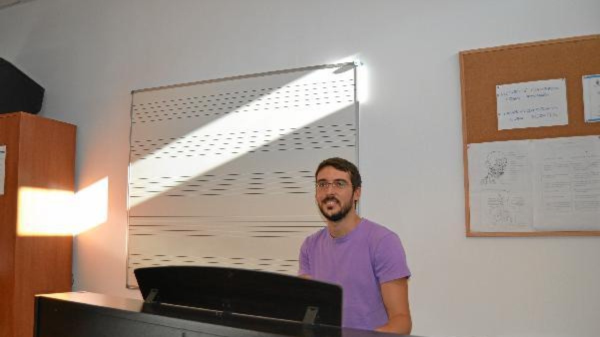 El cantante y profesor Juan de Dios Mateos, ante el piano de su aula.