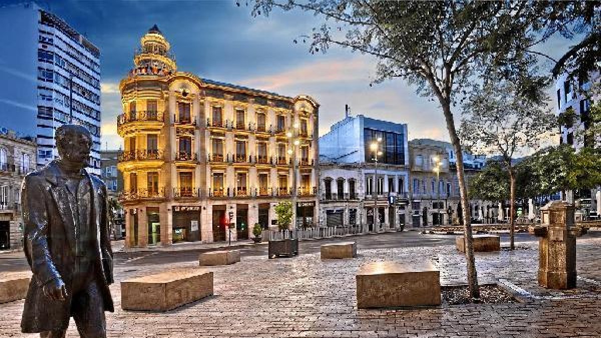 Puerta de Purchena con la escultura de Salmerón.
