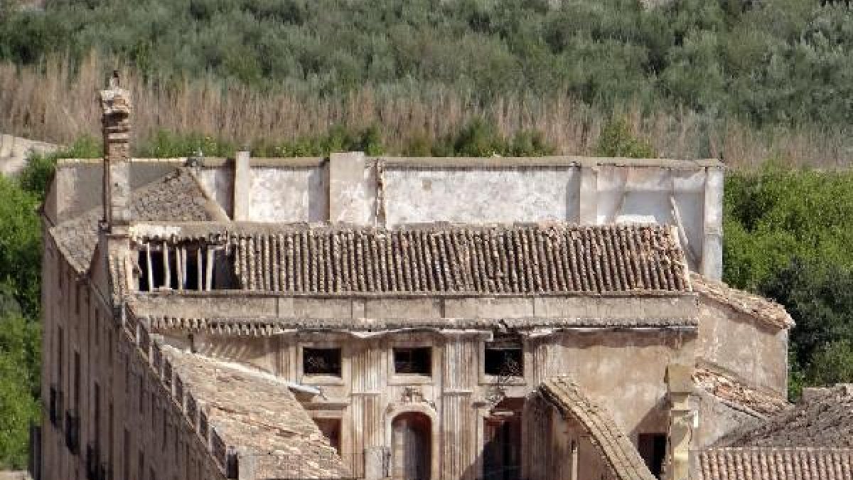 Estado del tejado del monumento neoclásico.