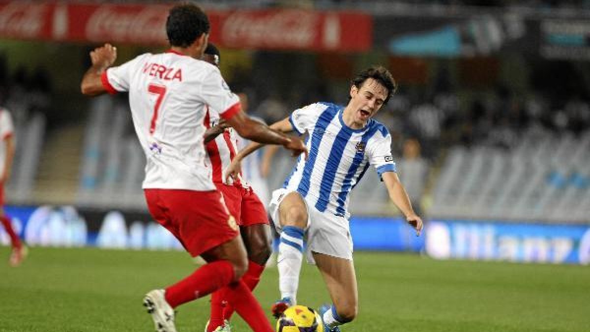 Verza en una jugada de la última visita del Almería a Anoeta.