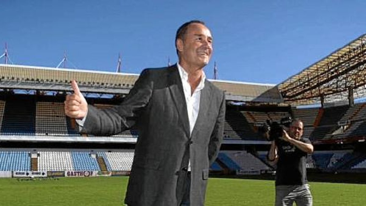 Víctor Fernández vio ganar al nuevo Depor a la tercera.