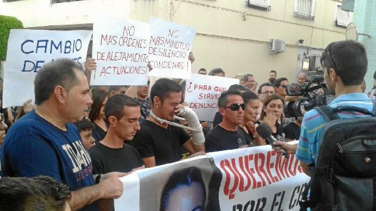 Tras el asesinato familiares, amigos y vecinos salieron a la calle en Berja