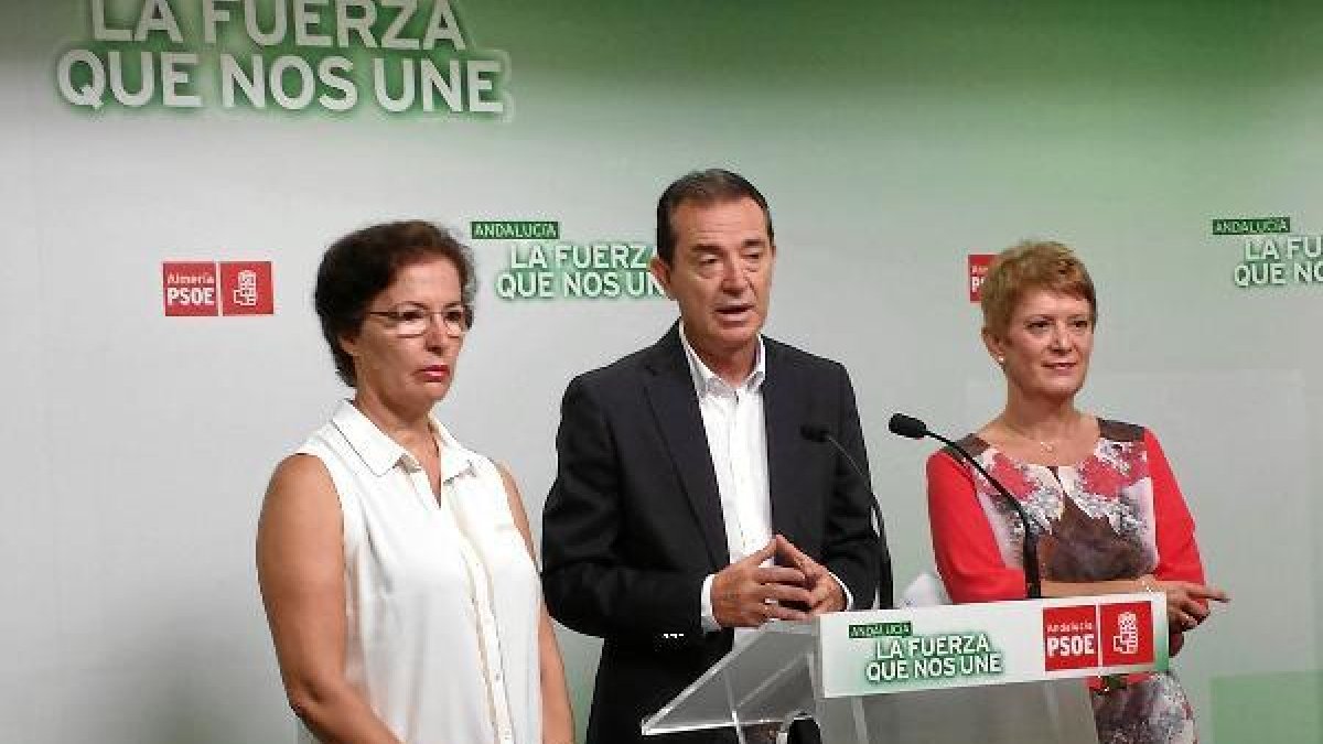 Pérez Navas, en el centro de la foto