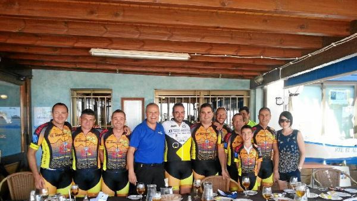El grupo, junto a Pedro Moreno de Restaurante El Almejero.