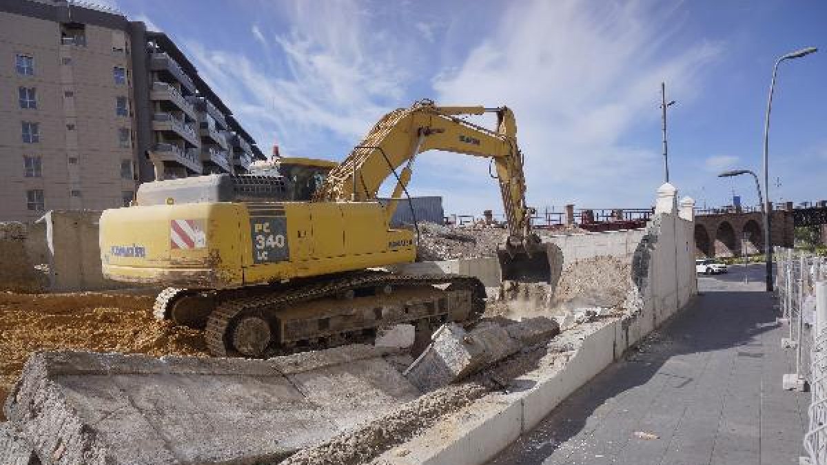 Derribo del muro de Renfe en el frente de Carretera de Ronda.