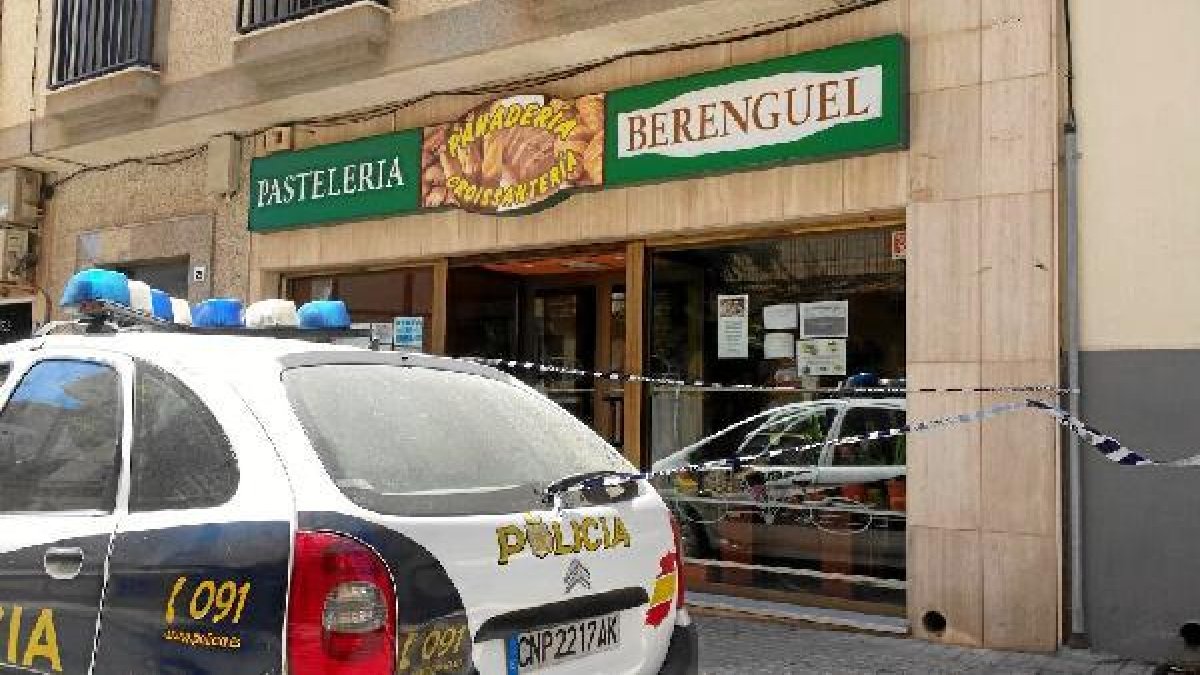 Pastelería en la calle La Rosa custodiada por la Policía Nacional