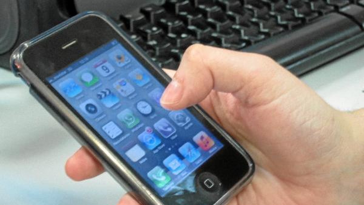 Un joven utilizando un teléfono movil.